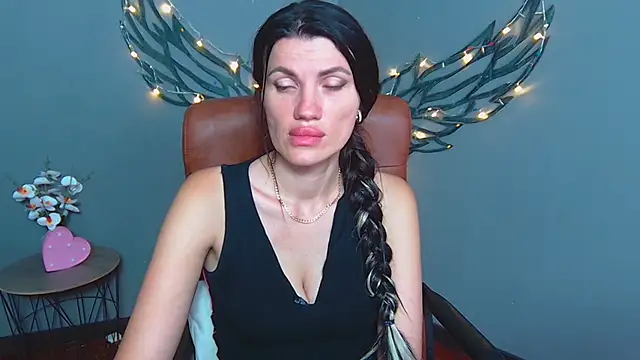 MilaLoona webcam
