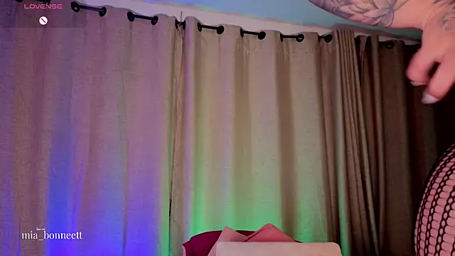 mia_bonneett - Mia_bonneett's free webcam - UK Sex Cams