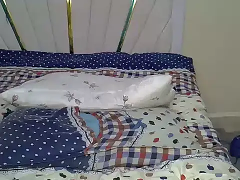 Petiteblossom live cam on StripChat