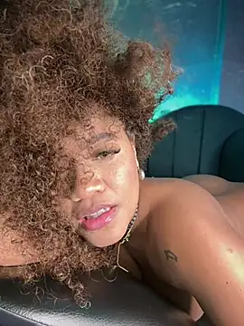 riri_brunnete webcam