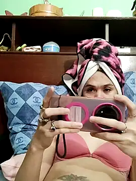 QueenSoreal webcam