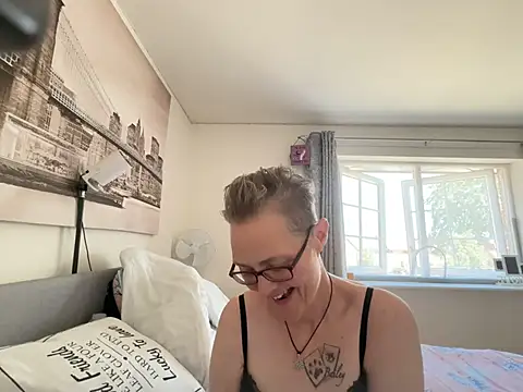 Curvy-Jinx webcam