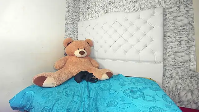 Mia_Miller001 webcam