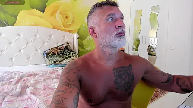 BlowMyXXL live sex cam