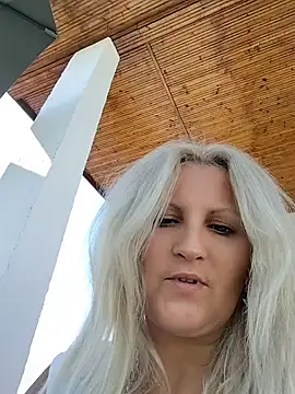 Divineblond webcam