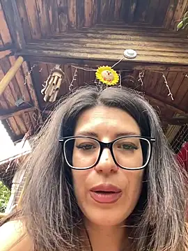 NadiraNoor webcam