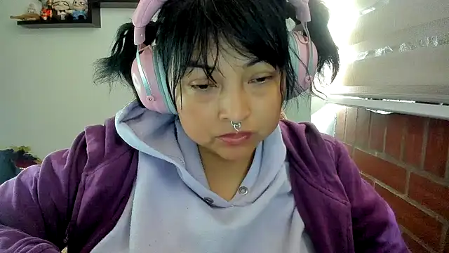 Shaddycute_ live cam on StripChat