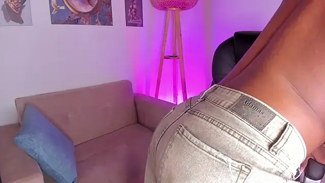 NaomiSaenz_ webcam