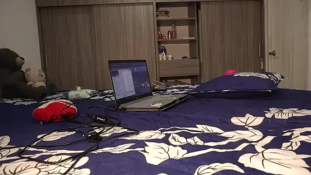 paulettewomantall webcam