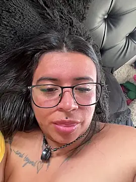 Devilsweet17 live cam on StripChat