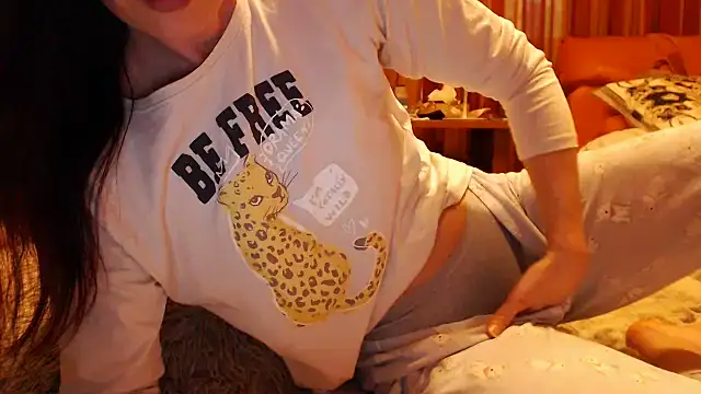 LovelyAndraGirl webcam