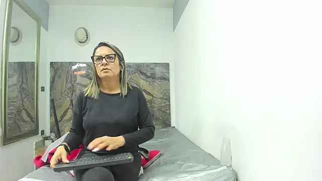 Agatha_Pleasure webcam