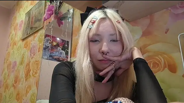 MelanieReyner oil tease show