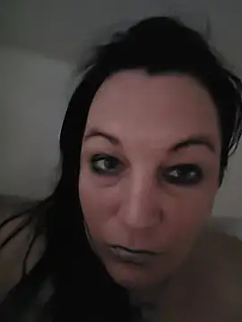 Queenemerald anal and squirt cam