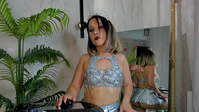 Nikki_Mi1k webcam