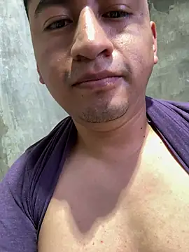 GoldenM95 live cam on StripChat