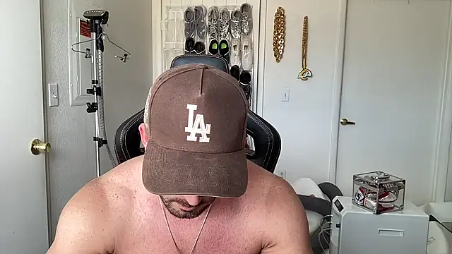 brettmycles28 live cam on StripChat