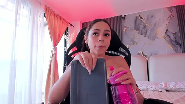 CarolineFyre webcam