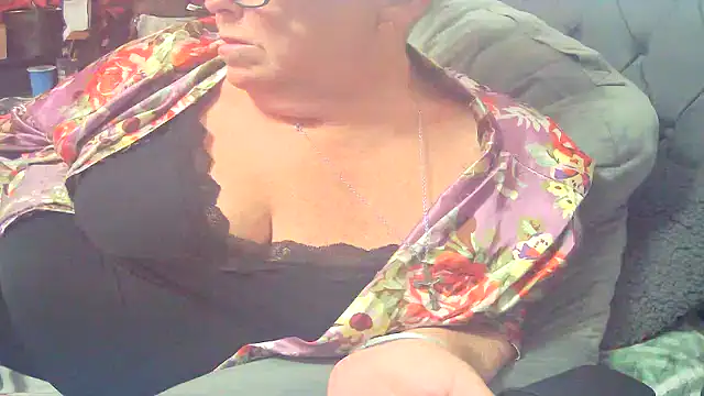 Playful_MILF_Demi webcam