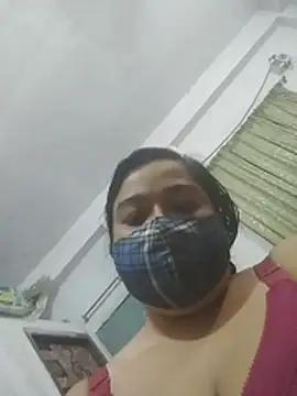 momo_loves webcam