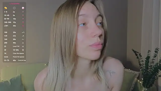 BlondeKelly webcam