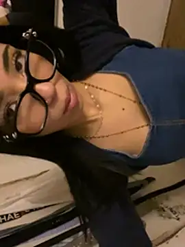 kittyprettybby live cam on StripChat