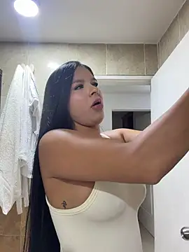 Elara_Luxe live cam on StripChat