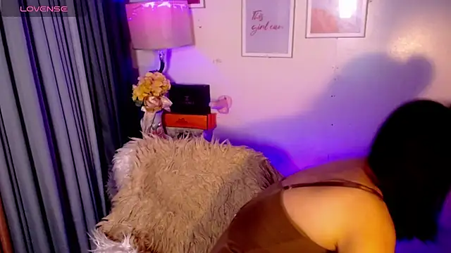 urmidnightcravingsxx webcam