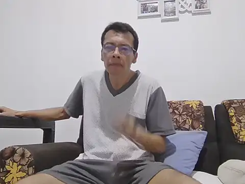 skinnylatino51 webcam