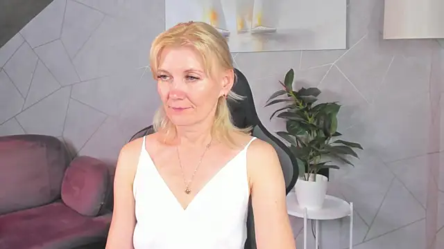 Julie_Lucas webcam