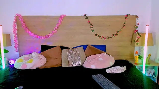 LaraRous webcam