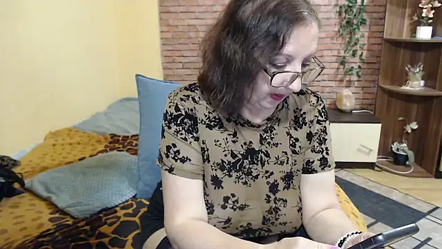EvelyneFlirtyMilf