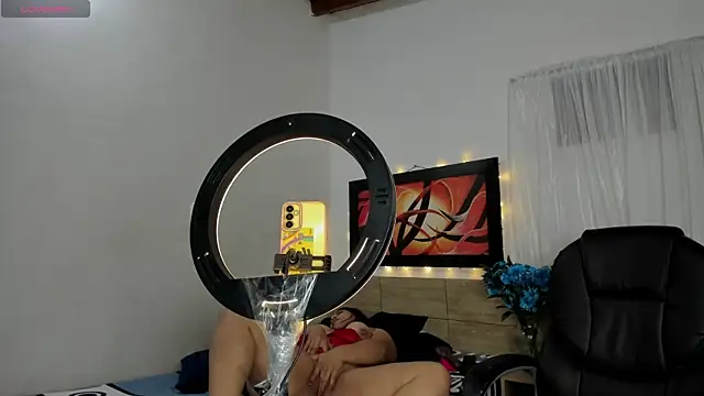 Lauralove_69 webcam