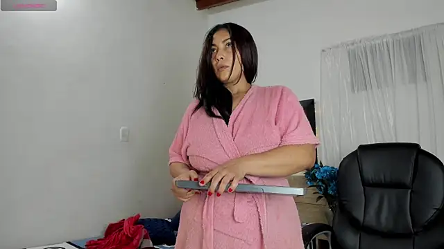 Lauralove_69 webcam