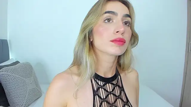 im_sarah34 live cam on StripChat