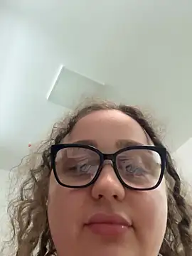 CurlyMaddie webcam