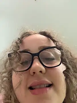 CurlyMaddie webcam