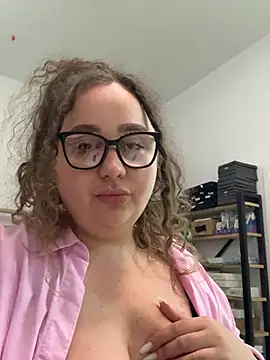 CurlyMaddie webcam