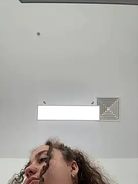 CurlyMaddie webcam