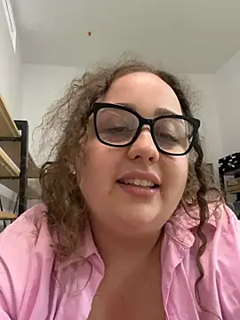 CurlyMaddie webcam