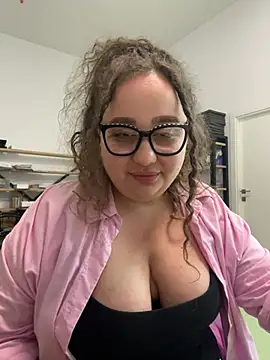 CurlyMaddie webcam