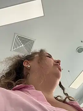 CurlyMaddie webcam