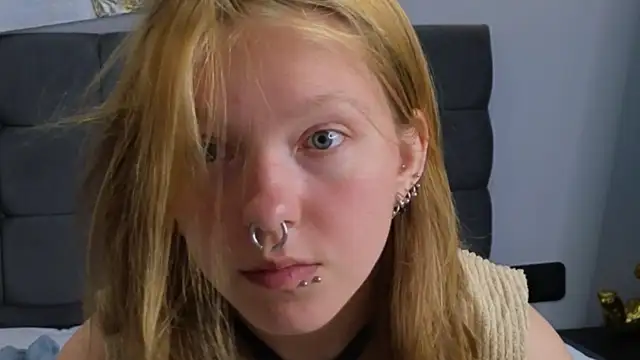 LauraLowe live sex cam