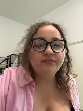 CurlyMaddie webcam