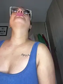 Pretty__Milf webcam