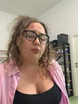 CurlyMaddie webcam