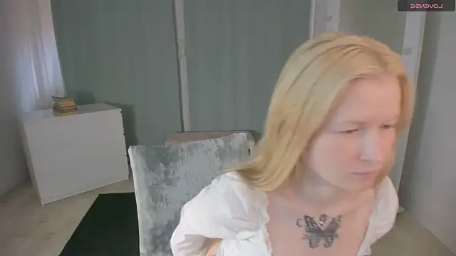 Laly_Peach webcam