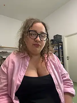 CurlyMaddie webcam