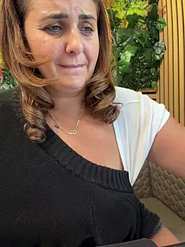 annekane (Ask my age) - Rub Pussy under table😱 Shh!
