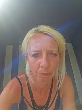 PinkladyCora webcam